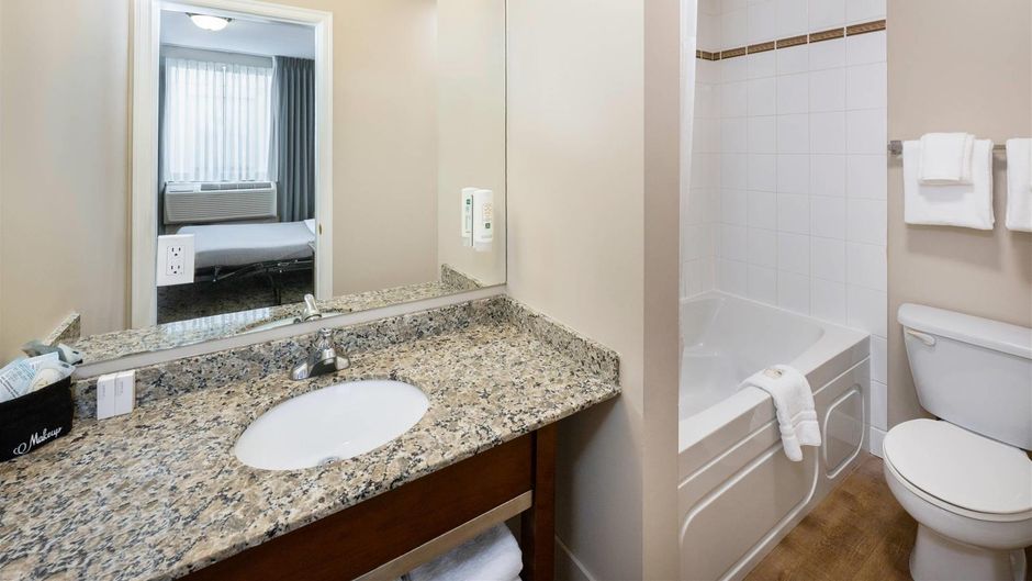 Quality Inn & Suites Vancouver Downtown Room