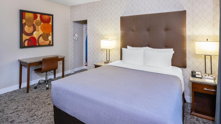 Quality Inn & Suites Vancouver Downtown Room