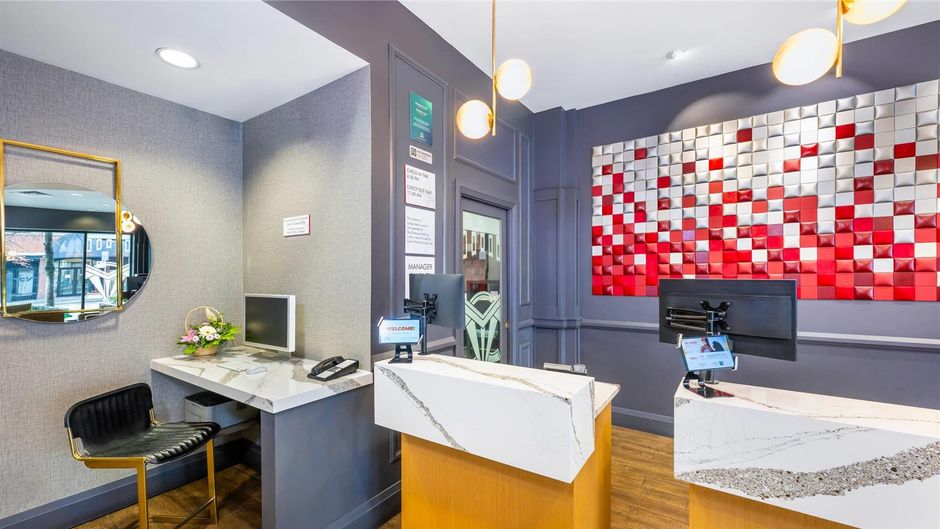 Quality Inn & Suites Vancouver Downtown Lobby
