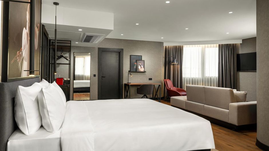 Radisson RED Izmir Point Bornova Suite