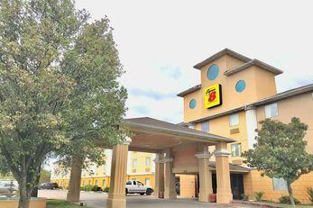 Super 8 by Wyndham Temple I35