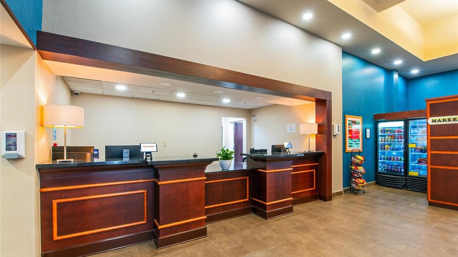 Comfort Inn and Suites Kincardine Lobby