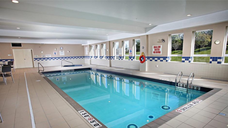 Comfort Inn and Suites Kincardine Pool
