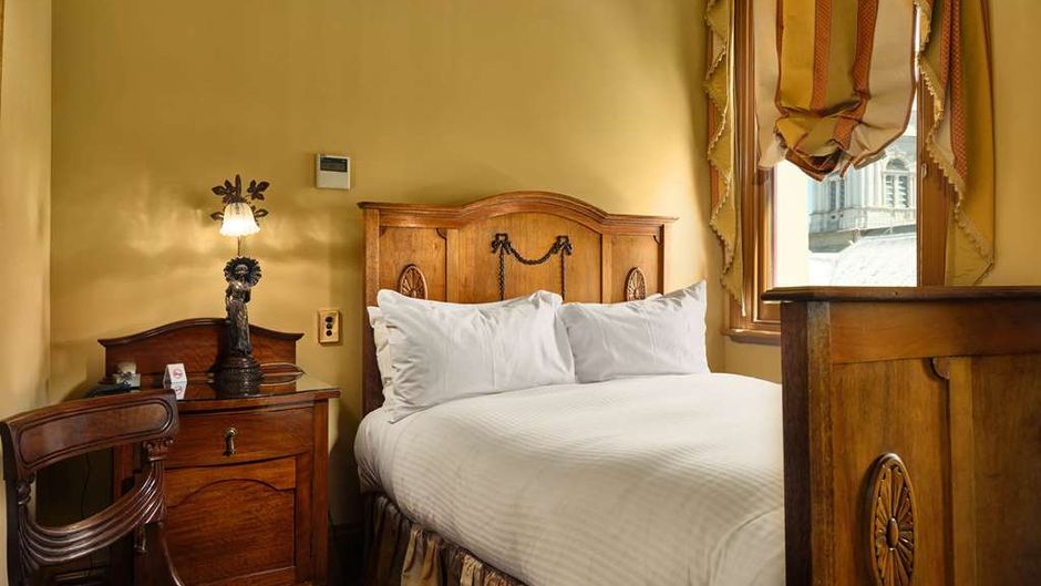 Craig's Royal Hotel Room