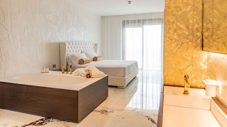 Promenade Hotel Room
