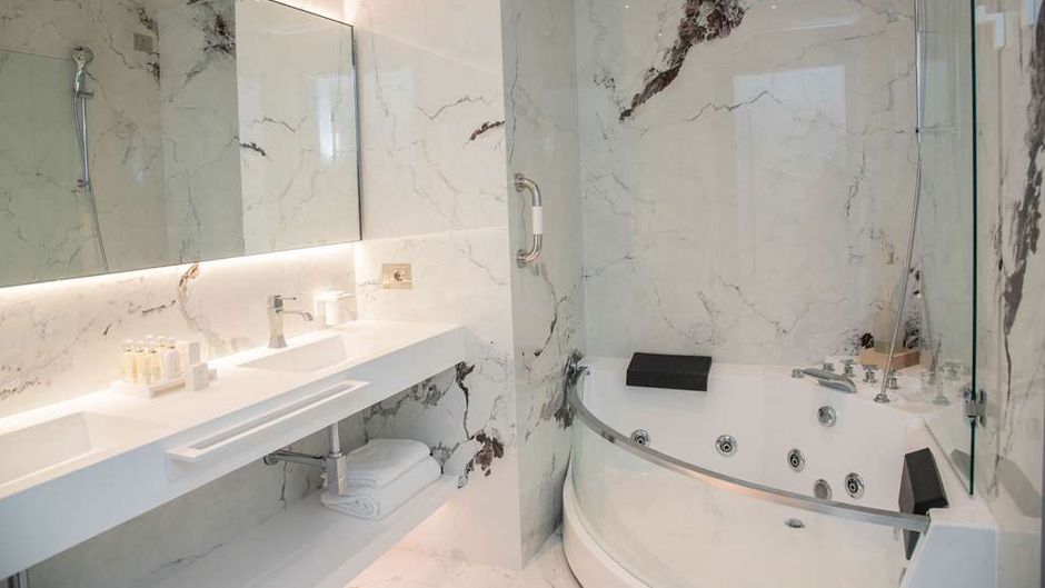 Promenade Hotel Room