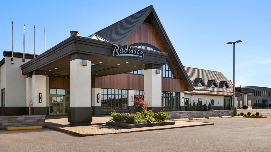 Radisson Montreal Airport Exterior