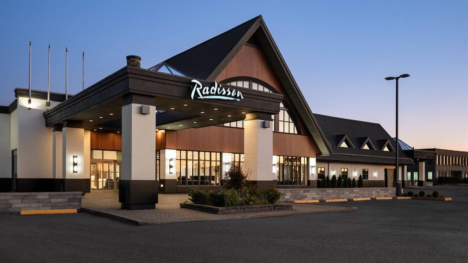 Radisson Montreal Airport Exterior