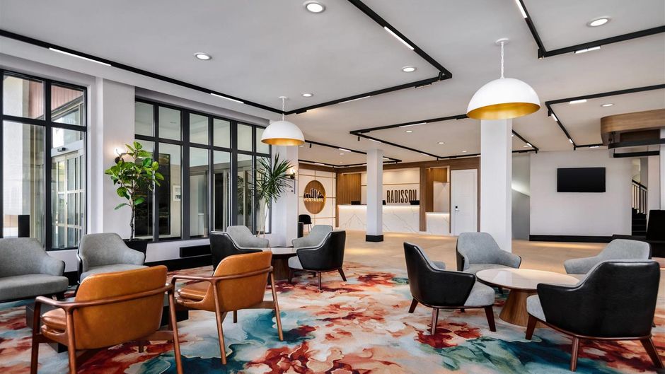 Radisson Montreal Airport Lobby