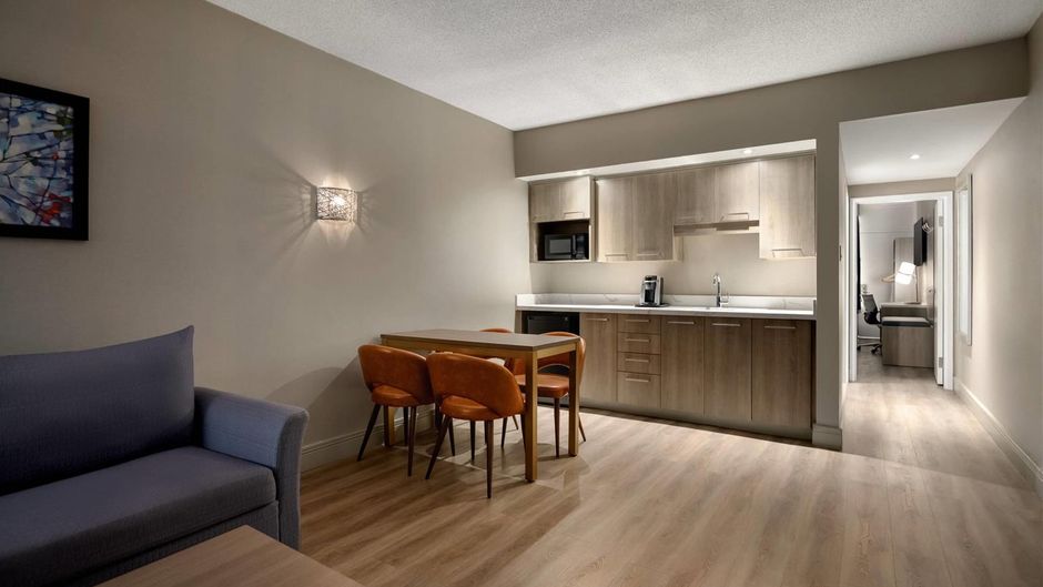 Radisson Montreal Airport Suite