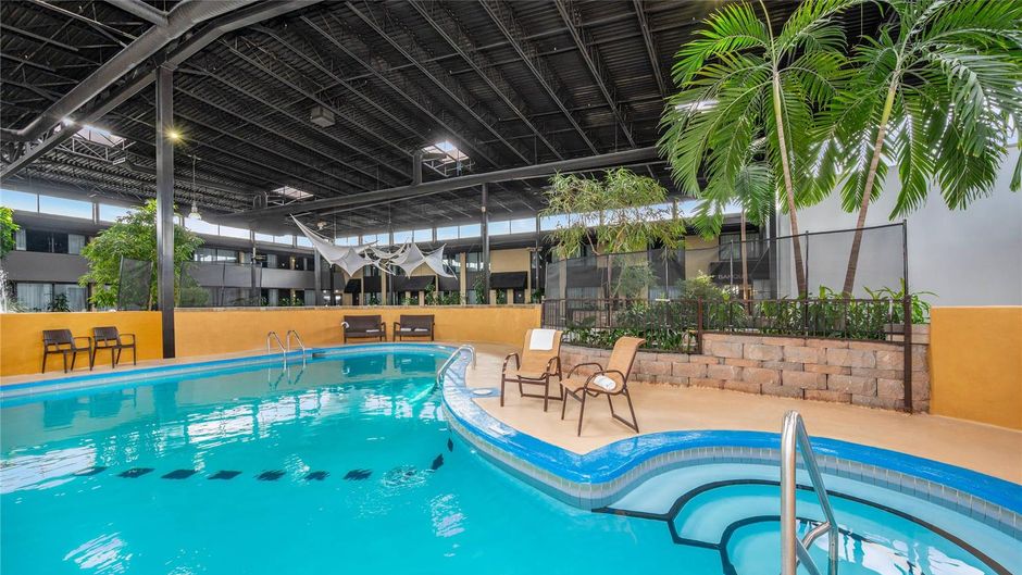 Radisson Montreal Airport Pool