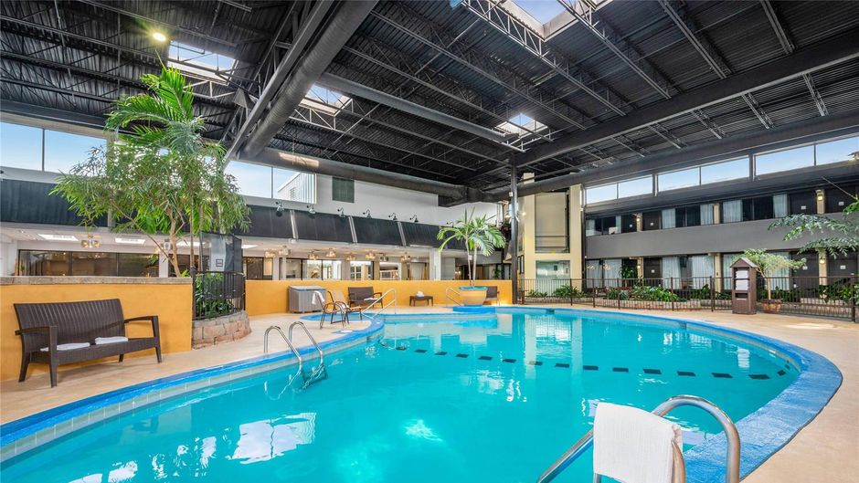 Radisson Montreal Airport Pool