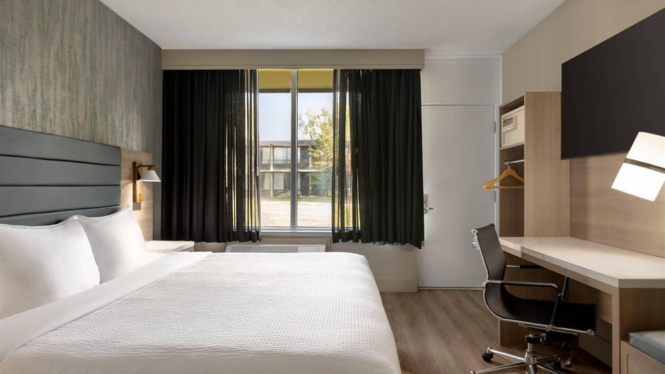 Radisson Montreal Airport Suite