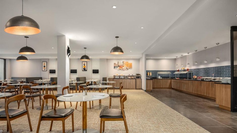 Radisson Montreal Airport Restaurant