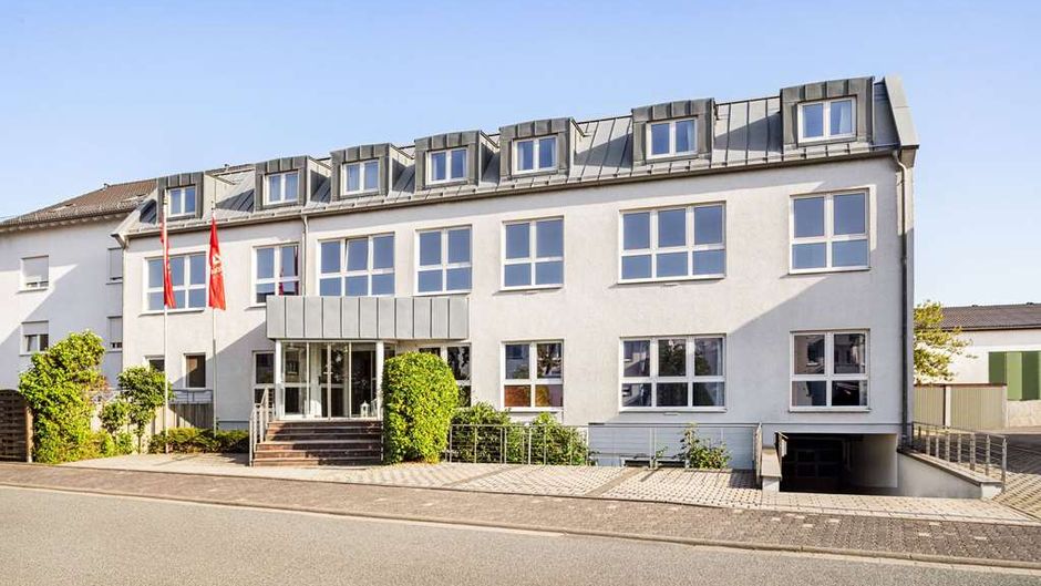 Amedia Frankfurt Russelsheim, Trademark Exterior
