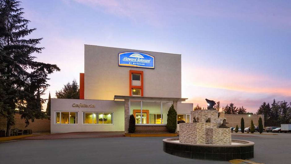Howard Johnson by Wyndham Toluca Exterior