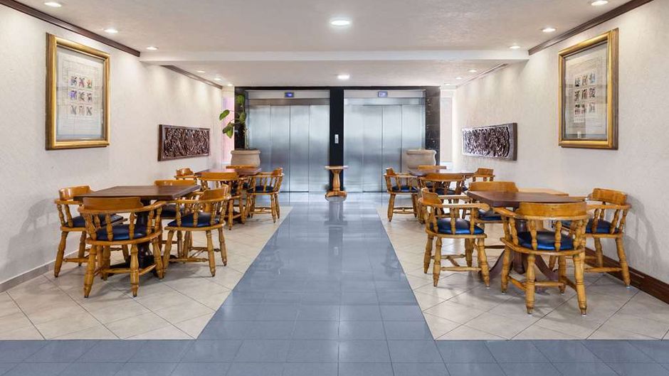 Howard Johnson by Wyndham Toluca Lobby