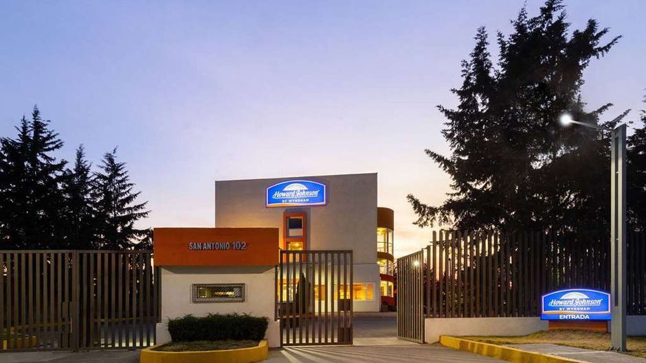 Howard Johnson by Wyndham Toluca Exterior