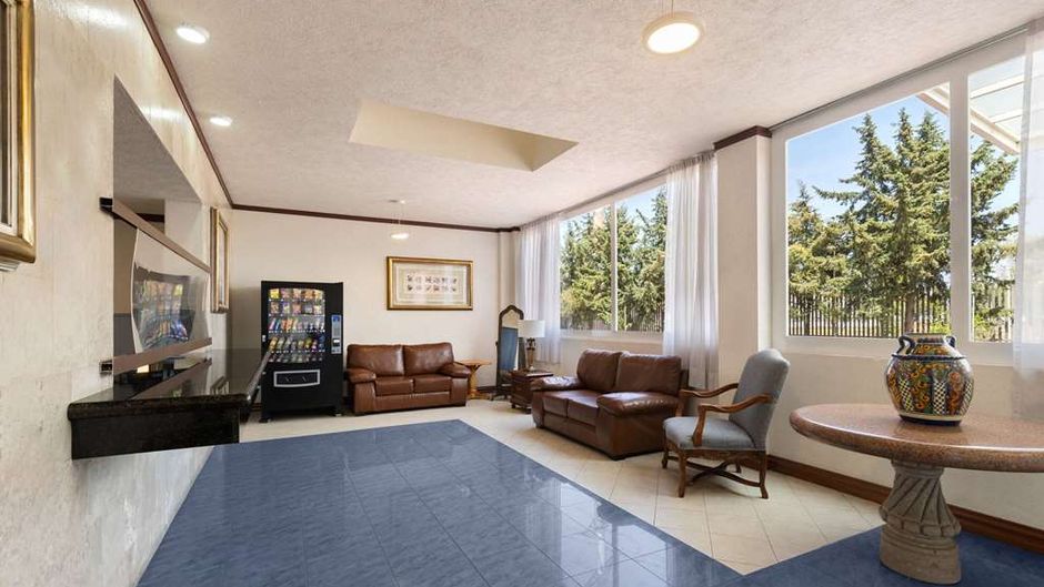Howard Johnson by Wyndham Toluca Lobby
