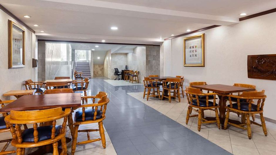 Howard Johnson by Wyndham Toluca Lobby