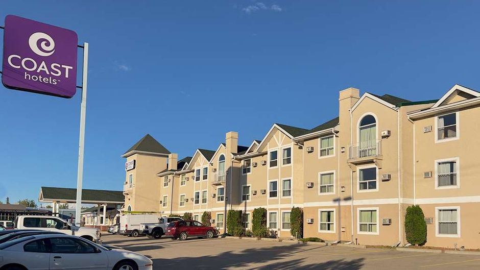 Coast Hinton Hotel Exterior