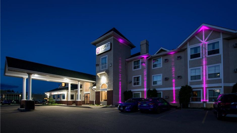 Coast Hinton Hotel Exterior
