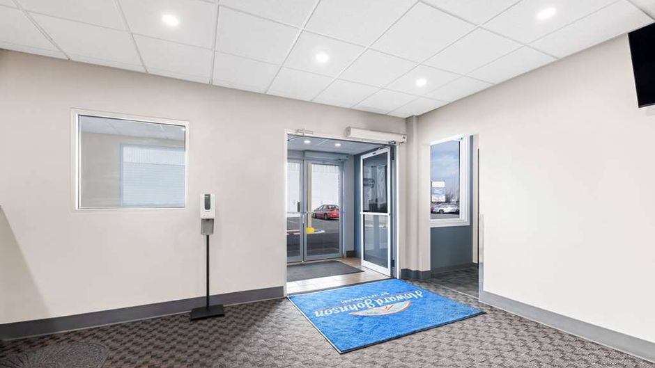 Howard Johnson by Wyndham Thunder Bay Lobby
