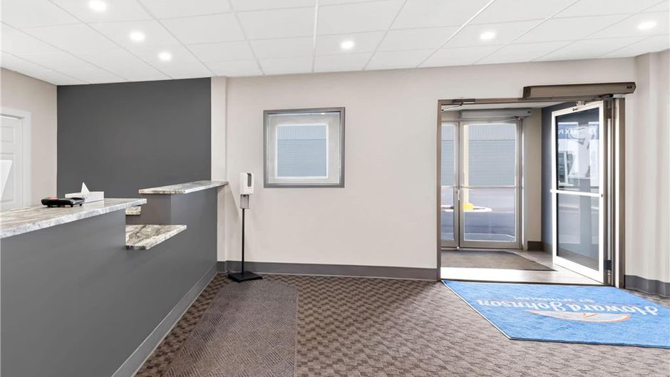 Howard Johnson by Wyndham Thunder Bay Lobby
