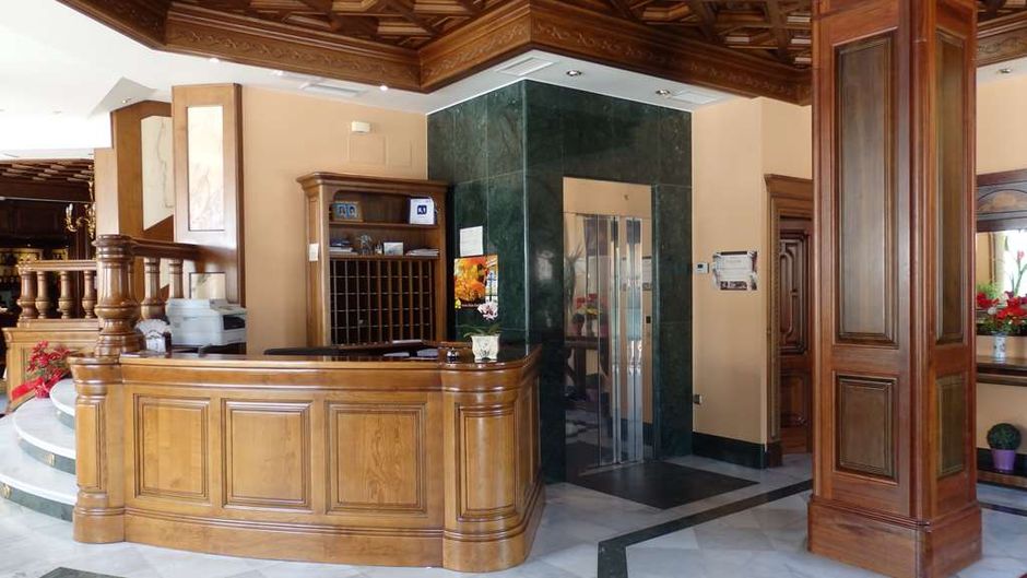 Hotel Aranda Lobby