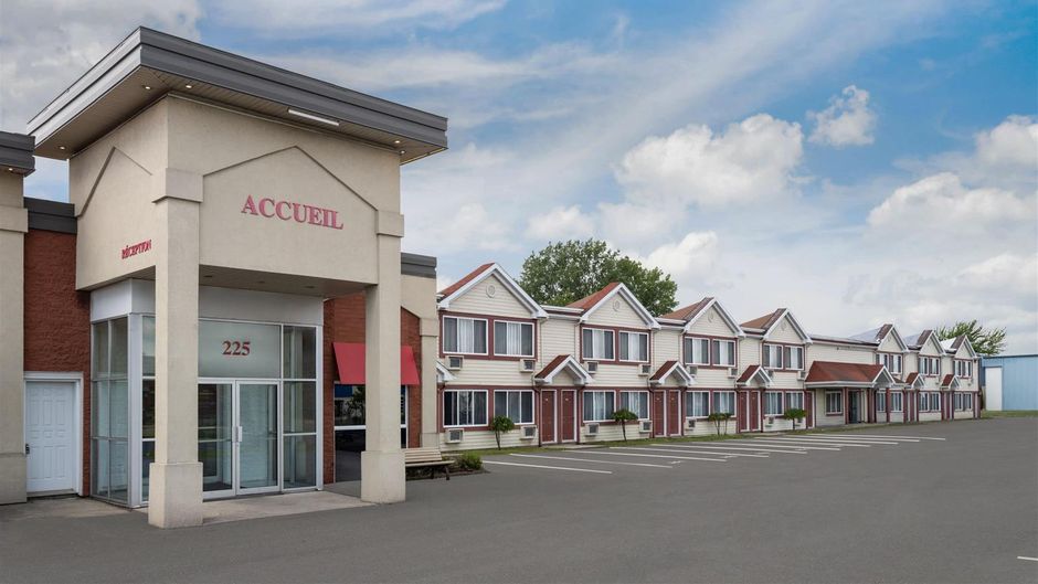 Travelodge by Wyndham Drummondville Exterior