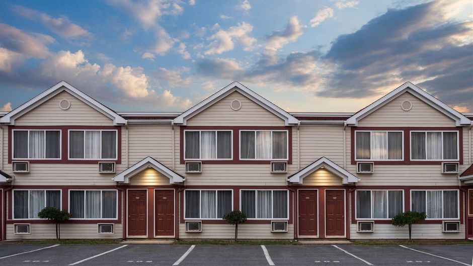Travelodge by Wyndham Drummondville Exterior