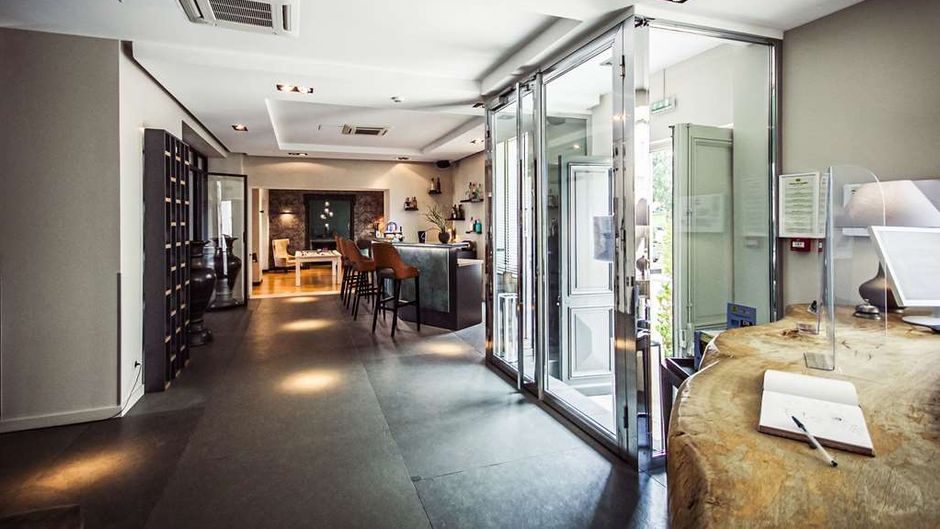Villa C Hotel Lobby