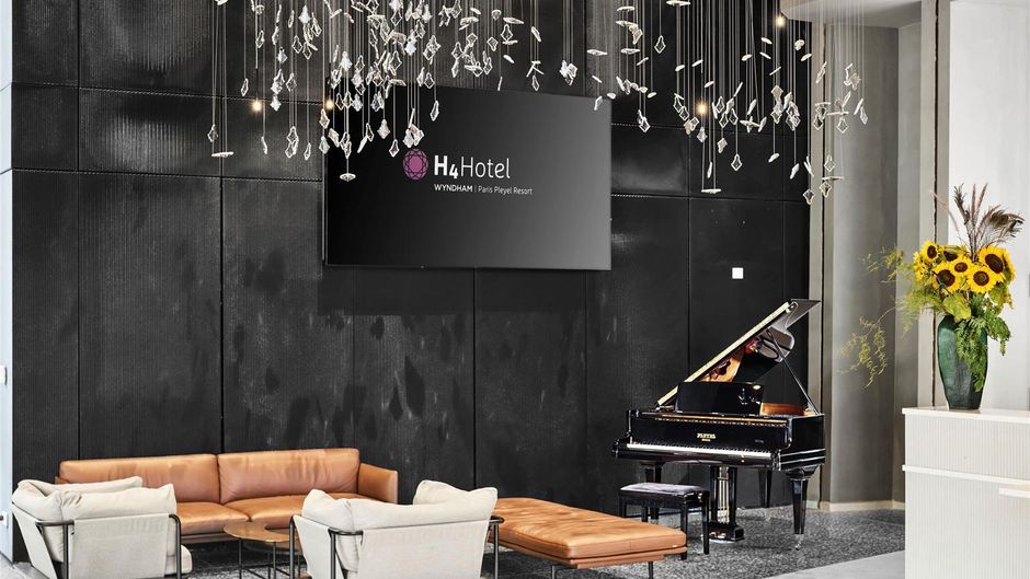 H4 Hotel Wyndham Paris Pleyel Resort Lobby