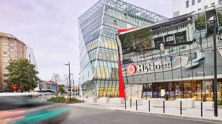 H4 Hotel Wyndham Paris Pleyel Resort Exterior