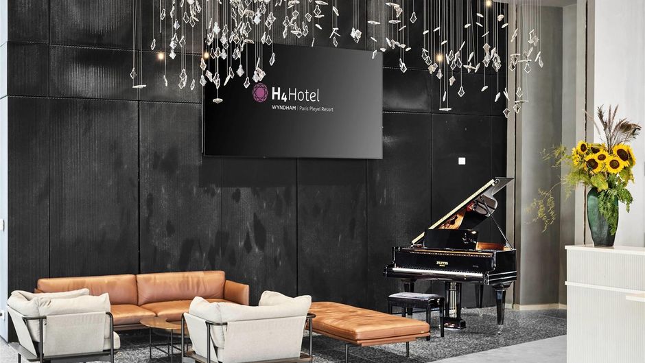 H4 Hotel Wyndham Paris Pleyel Resort Lobby