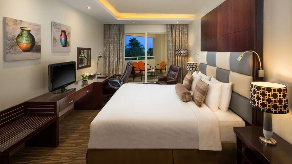 Metropolitan Al Mafraq Hotel Suite