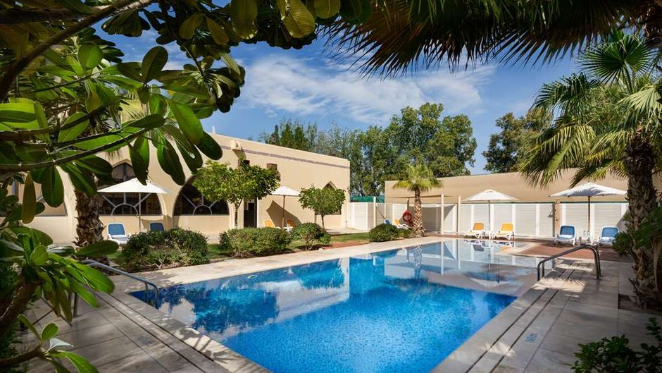 Metropolitan Al Mafraq Hotel Pool