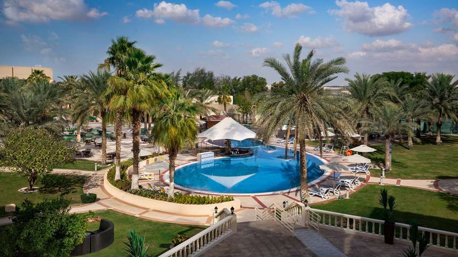 Metropolitan Al Mafraq Hotel Pool