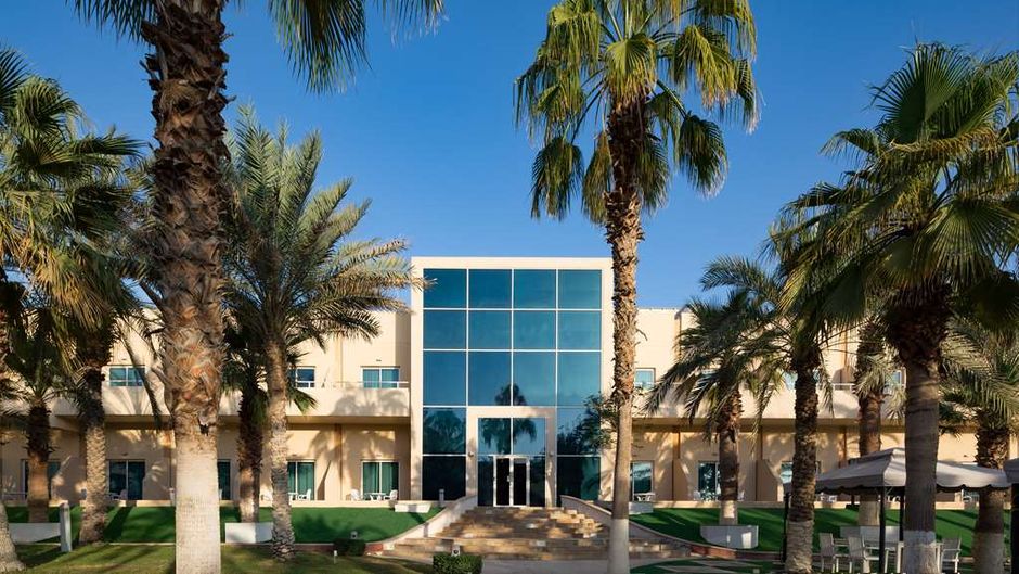 Metropolitan Al Mafraq Hotel Exterior