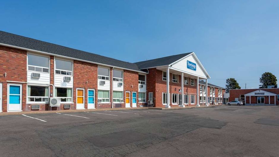 Travelodge by Wyndham Amherst Exterior