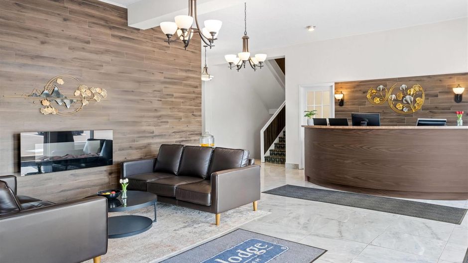 Travelodge by Wyndham Amherst Lobby