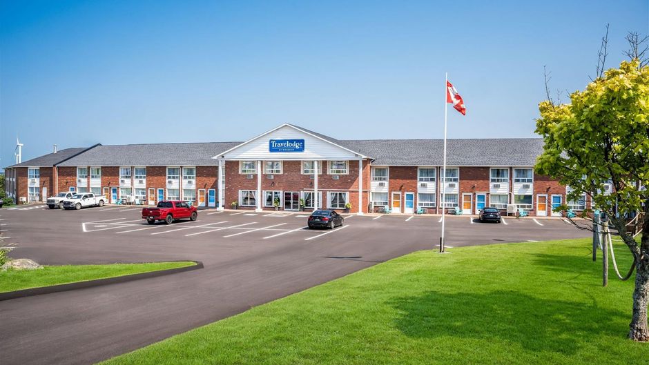 Travelodge by Wyndham Amherst Exterior