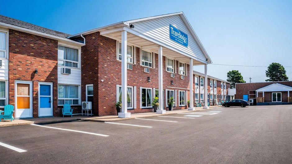 Travelodge by Wyndham Amherst Exterior