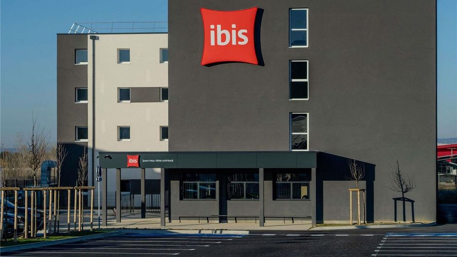 Ibis St Paul Trois Chateaux Exterior
