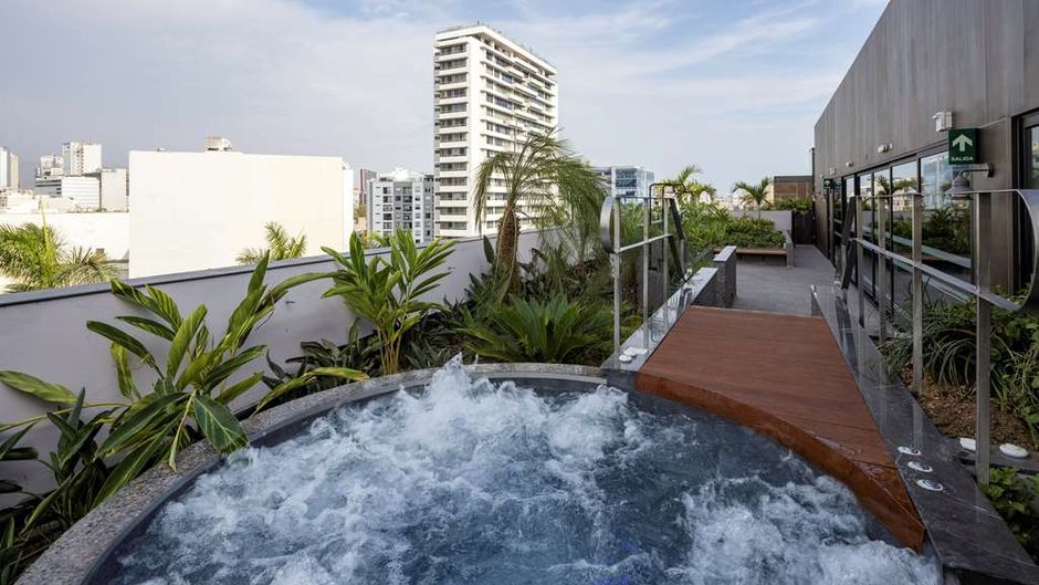 DoubleTree by Hilton Lima San Isidro Pool
