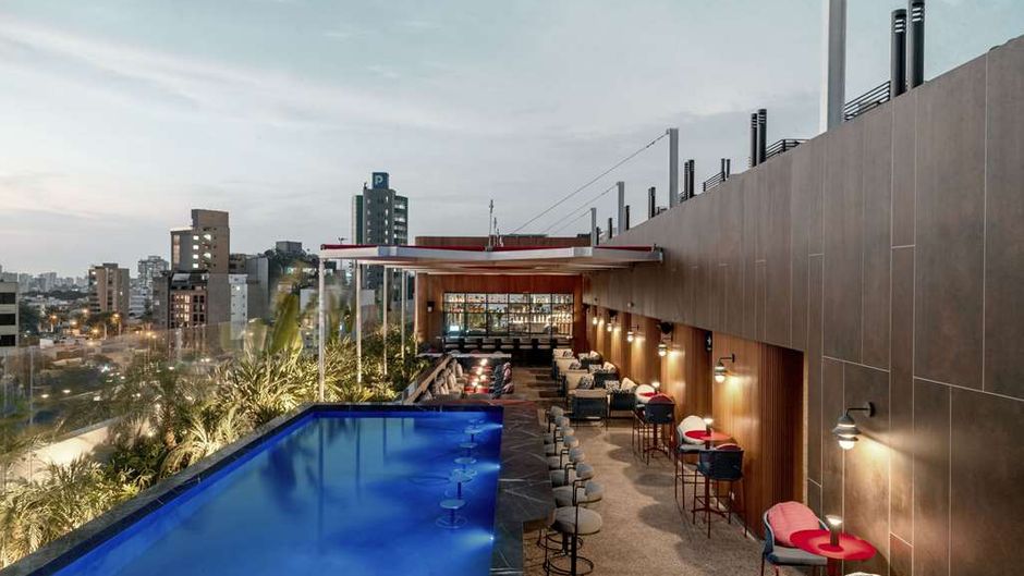 DoubleTree by Hilton Lima San Isidro Pool
