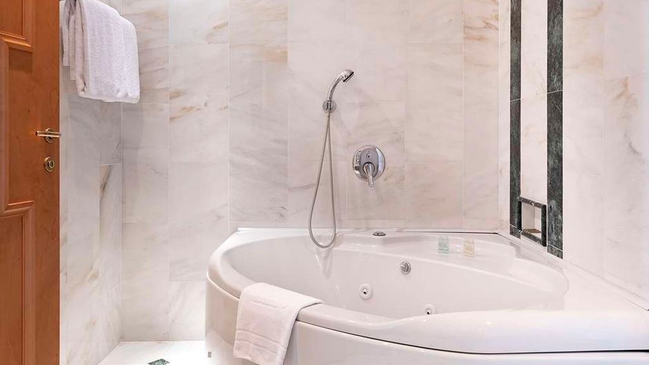 Royal Garden Hotel Suite