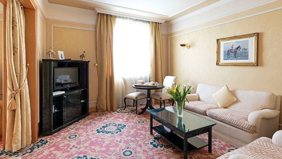 Royal Garden Hotel Suite