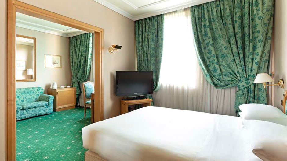 Royal Garden Hotel Suite