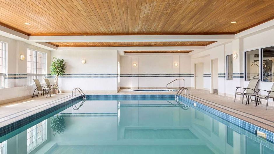 Country Inn & Suites Calgary-Airport Pool